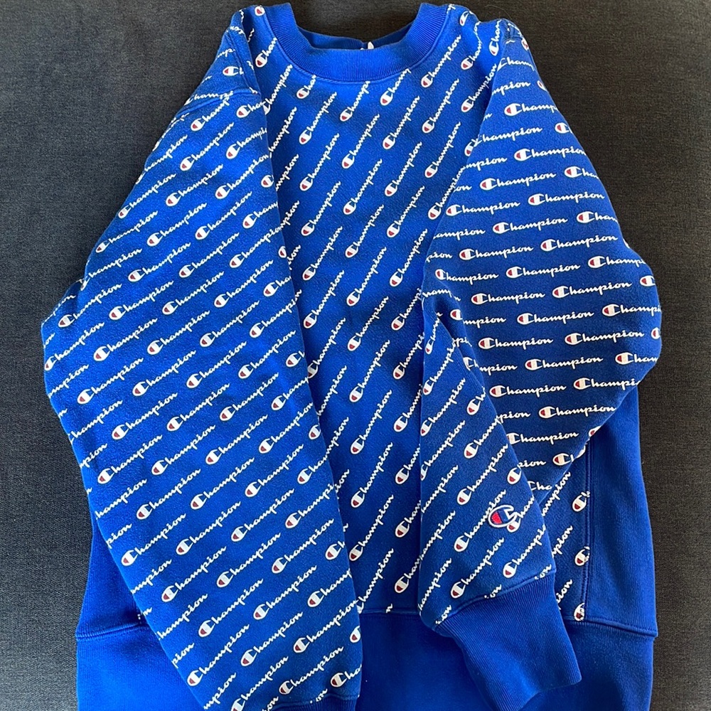 Blue champion crewneck sweatshirt, size medium